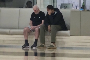 老少传承！西决G3赛前 波波维奇与文班亚马并肩而坐密切交流