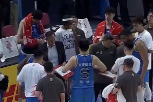 活久见北京男篮双战术板场面引发热议：到底该听谁的呢？