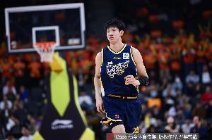 挥洒汗水！黄明依晒在洛杉矶的特训照片：凌晨六点