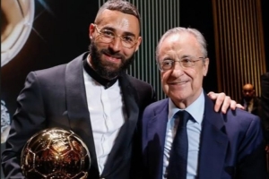 表达支持！皇马选举将至，本泽马社媒晒手捧金球和老佛爷合照